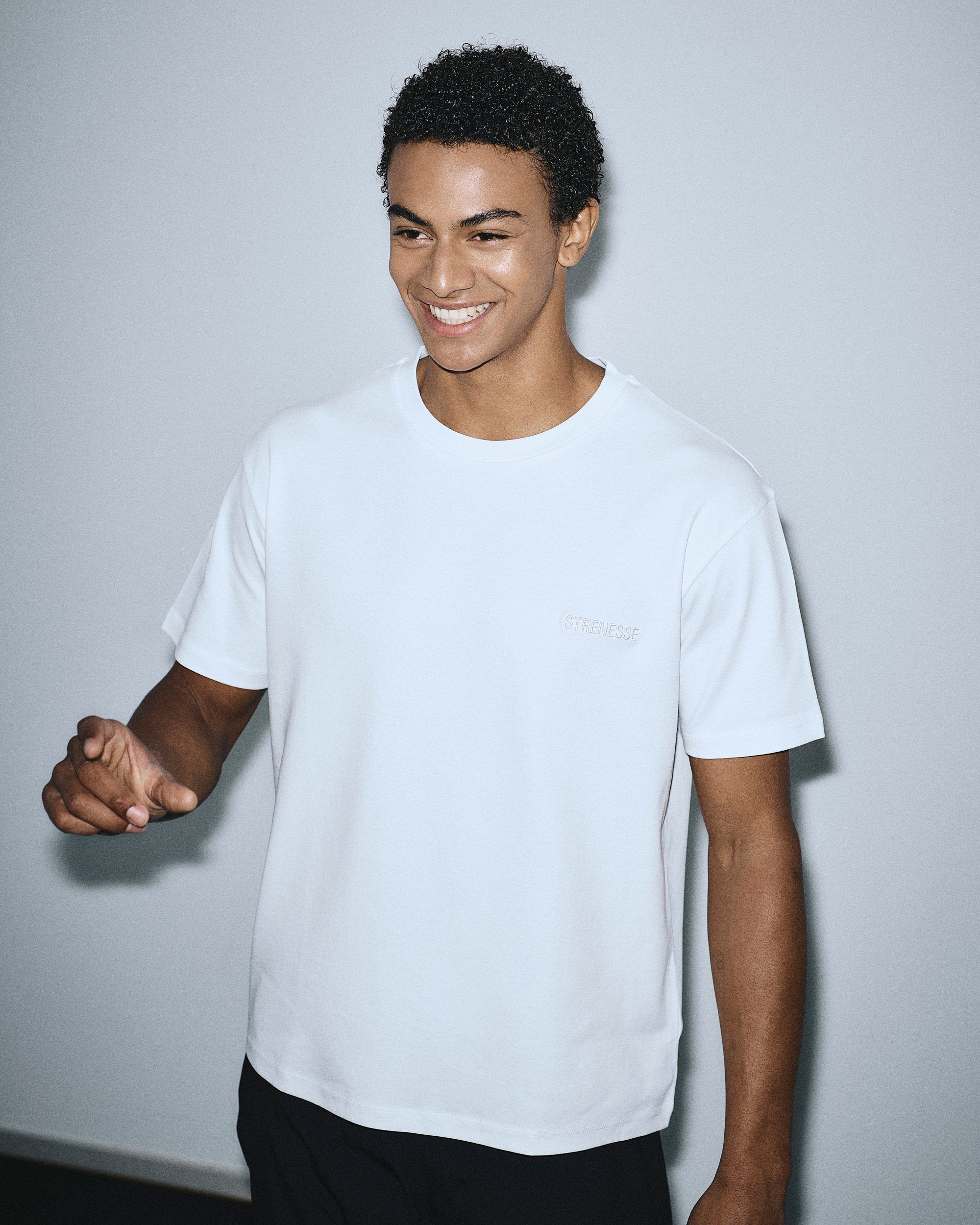 T-shirt mit Stickerei - unisex