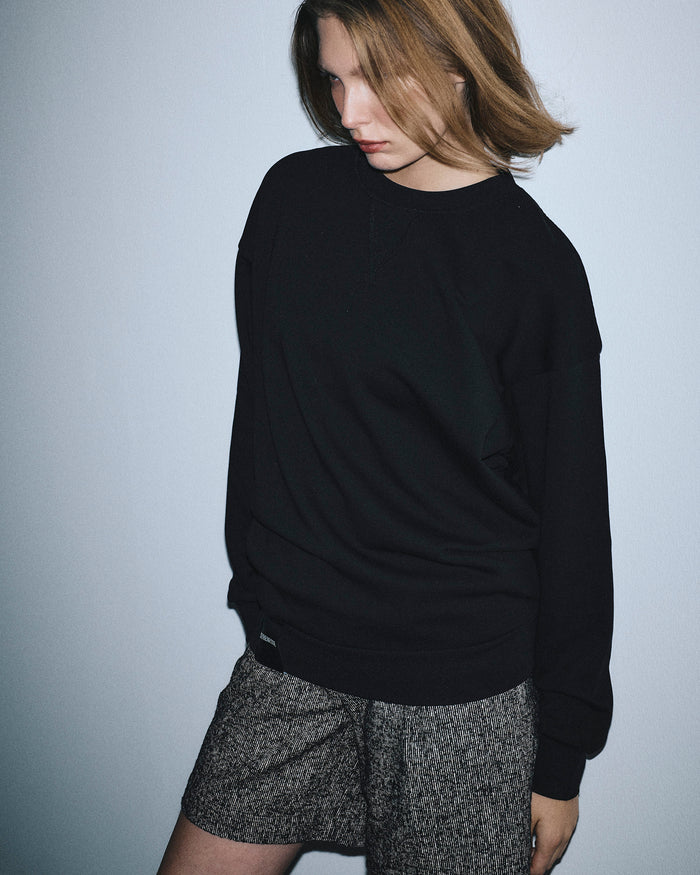 Sweatshirt with logo label - unisex